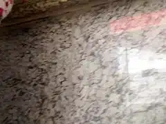 Loirinha no caixa do estacionamento
