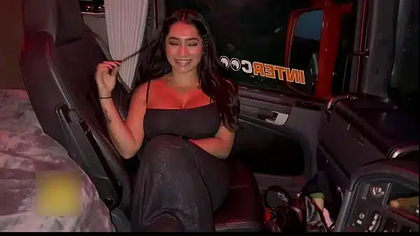 ME FOLLO A UN CONDUCTOR DE CAMIONES MIENTRAS HACÍA AUTO STOP Y LE DEJÓ CORRERSE EN MI COÑO- YASMINA KHAN