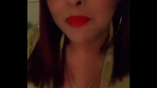 Tik toker chichona en vivo Bien rica con escote
