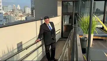 YURI GAÚCHO – FODENDO O PUTO DO APLICATIVO DE PEGAÇÃO – SEXO GAY NA ESCADA DE INCÊNDIO – URSO DOTADO FODENDO NERD JOGADOR DE LOL