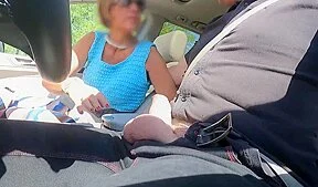 elle lui taille une pipe dans la voiture