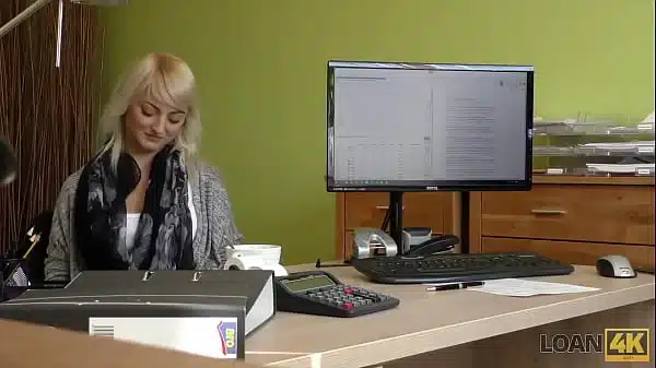 LOAN4K. Chérie donne une poule mouillée pour le forage à un agent de prêt coquine