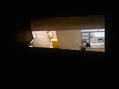 Minha vizinha no banheiro no flagra 4