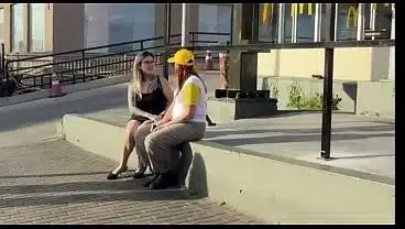 Mulher faz proposta para funcionaria do mac ! Para ser atriz porno e elas se pegam ali mesmo em publico