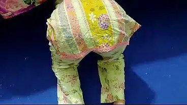 My Stepsister keeps getting Stuck under the bed- Buhat Mush kil se Nikal Liya baji ko