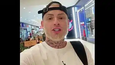 BOYZINHO ME VIU NO SHOPPING. TAVA NUM TESÃO. COMI ELE NO BANHEIRO DA ACADEMIA.