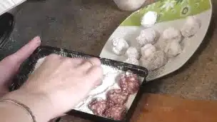 Обнаженная кулинария Голая  Милф в рубашке без трусов и лифчика на шпильках готовит в кухне